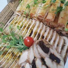 Рулет из птицы с черносливом и орехами